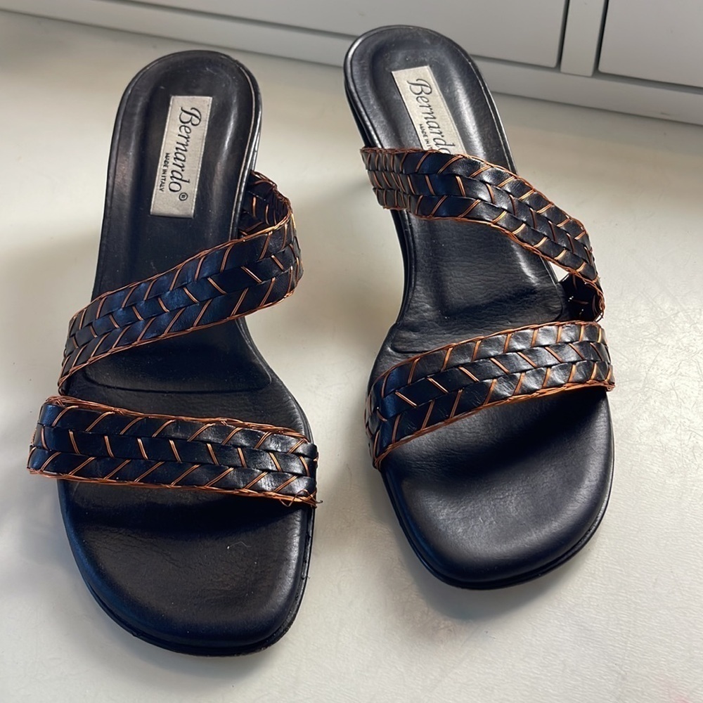 BERNARDO Black Leather With Orange Shine Stitching 2.5” Heels Sandals. Sz 8 D6/A